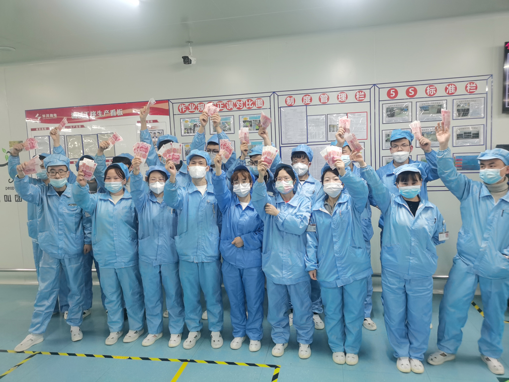 今年会微电经营班子为员工发放“开年红包”